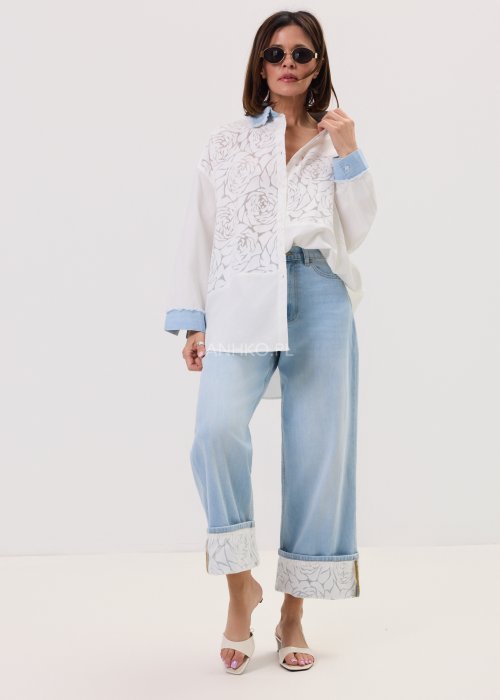 Jasnoniebieskie damskie jeansy Blue Blossom Roll z prostą, lekko skróconą nogawką i wywiniętym mankietem. Model z klasycznymi kieszeniami oraz dekoracyjnym, jasnym wzorem kwiatowym na podwinięciach i tylnych kieszeniach