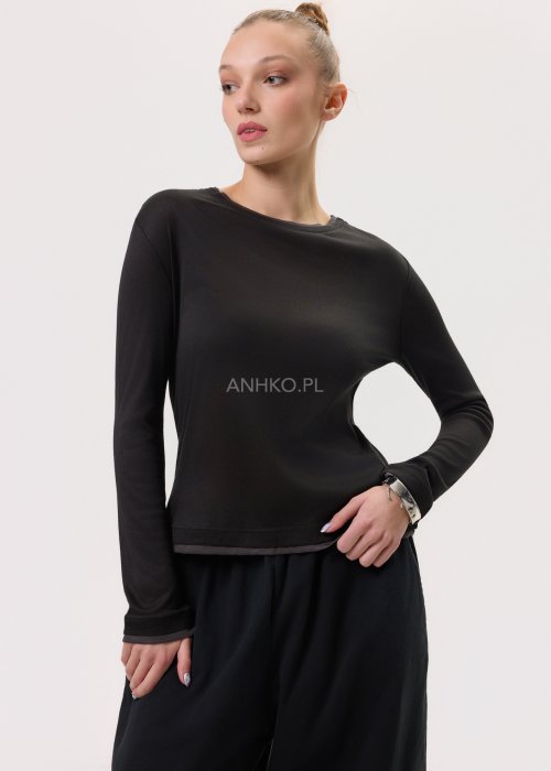 Czarna bluzka damska z długim rękawem o prostym, minimalistycznym kroju, zestawiona z szerokimi czarnymi spodniami w eleganckiej stylizacji.