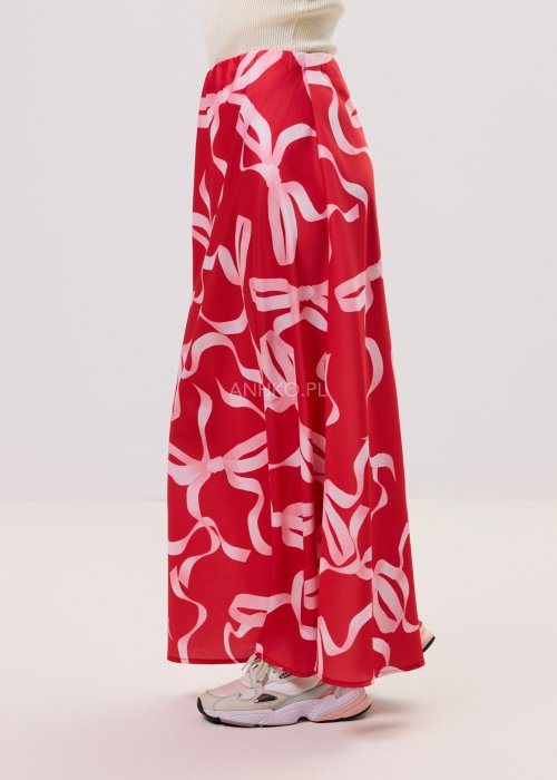 Czerwona spódnica maxi Ribbon Rouge z jasnym printem w kokardy, lekki materiał, stylizacja casual.