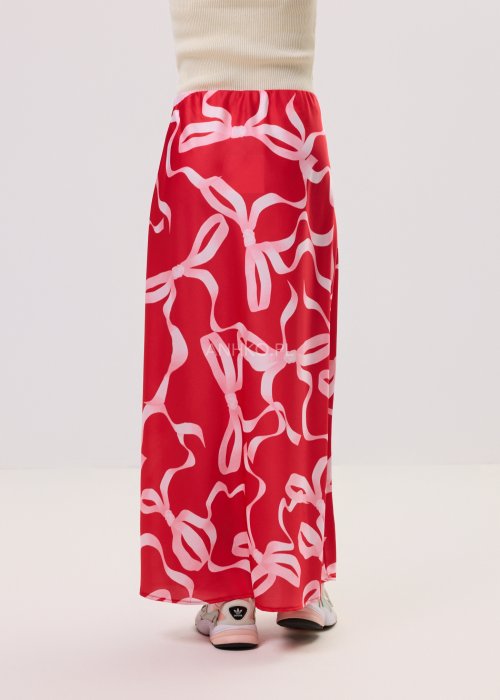 Czerwona spódnica maxi Ribbon Rouge z jasnym printem w kokardy, lekki materiał, stylizacja casual.