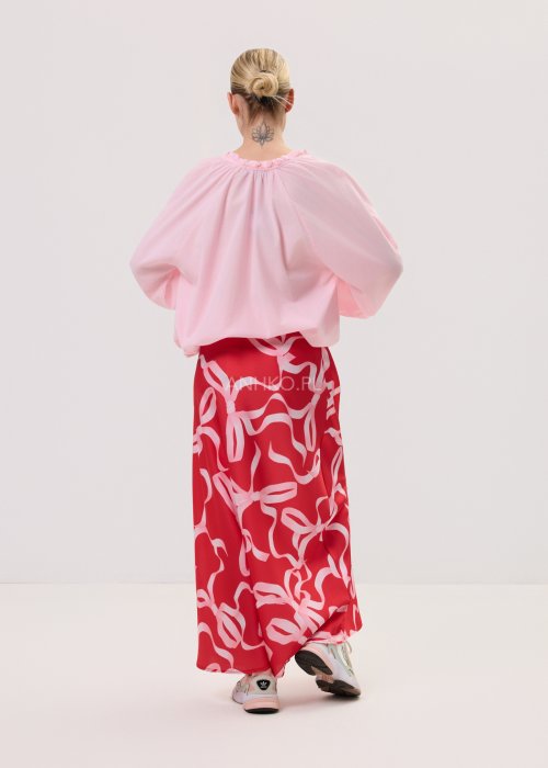 Czerwona spódnica maxi Ribbon Rouge z jasnym printem w kokardy, lekki materiał, stylizacja casual.