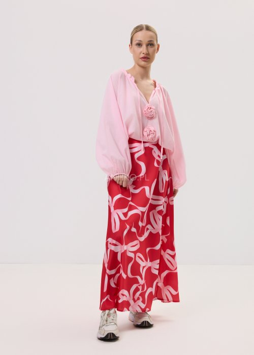 Czerwona spódnica maxi Ribbon Rouge z jasnym printem w kokardy, lekki materiał, stylizacja casual.