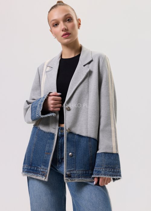 Szara marynarka Stron Denim z jeansowymi wstawkami i surowym wykończeniem, zapinana na guziki, zestawiona z jasnymi jeansami w casualowej stylizacji.