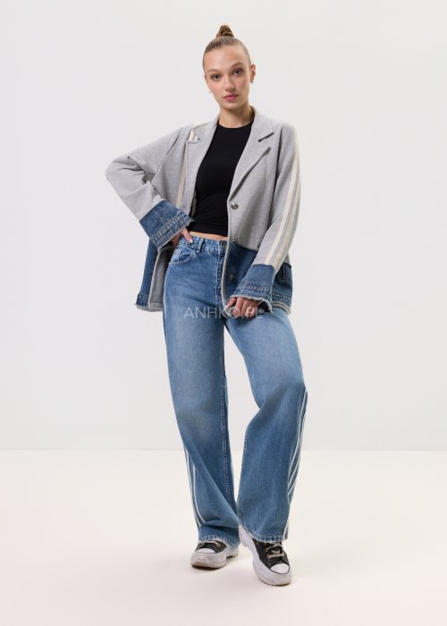 Szara marynarka Stron Denim z jeansowymi wstawkami i surowym wykończeniem, zapinana na guziki, zestawiona z jasnymi jeansami w casualowej stylizacji.