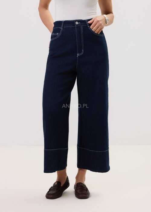 Damskie jeansy Utility w kolorze dark denim, prosty fason z szeroką nogawką i wyraźnymi szwami, w minimalistycznym, miejskim wydaniu.