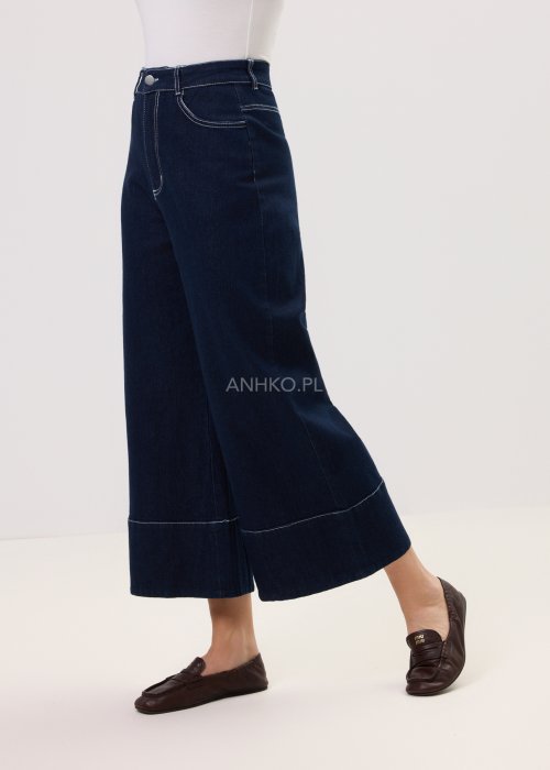 Damskie jeansy Utility w kolorze dark denim, prosty fason z szeroką nogawką i wyraźnymi szwami, w minimalistycznym, miejskim wydaniu.