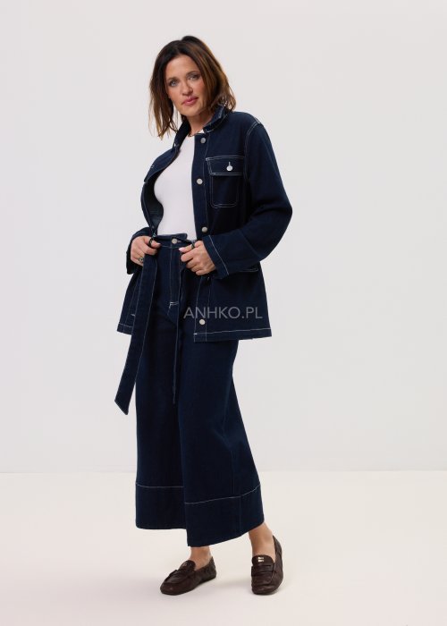 Damskie jeansy Utility w kolorze dark denim, prosty fason z szeroką nogawką i wyraźnymi szwami, w minimalistycznym, miejskim wydaniu.