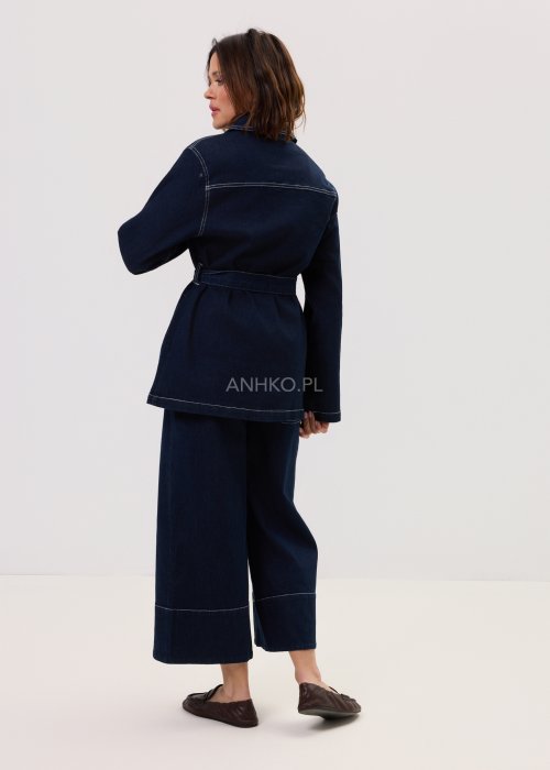 Damskie jeansy Utility w kolorze dark denim, prosty fason z szeroką nogawką i wyraźnymi szwami, w minimalistycznym, miejskim wydaniu.