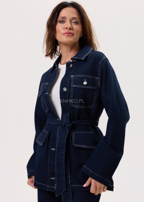 Damska kurtka jeansowa Utility w kolorze dark denim, klasyczny kołnierz, metalowe napy i wyraźne białe szwy, podkreślona wiązaniem w pasie w miejskim wydaniu.