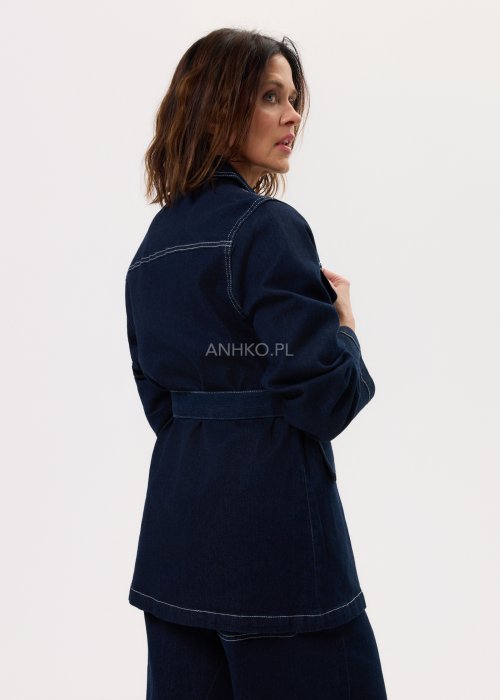 Damska kurtka jeansowa Utility w kolorze dark denim, klasyczny kołnierz, metalowe napy i wyraźne białe szwy, podkreślona wiązaniem w pasie w miejskim wydaniu.