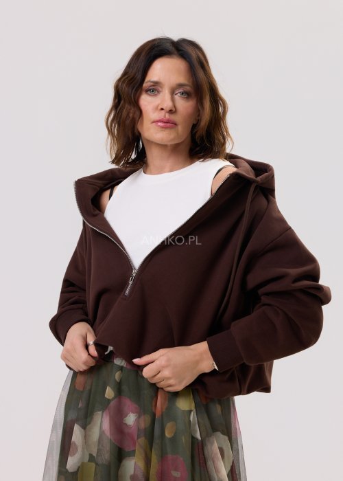 Damska bluza Creamy Layer brązowa – luźny fason, kaptur z troczkami, zapięcie na suwak, długi rękaw, ściągacze przy mankietach.