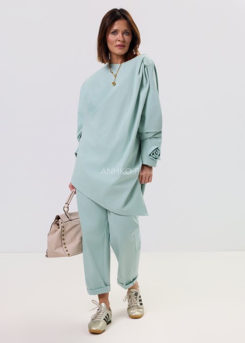 Damska miętowa bluzka Starola Rose o luźnym, oversize’owym kroju z asymetrycznym dołem i szerokim rękawem, w eleganckiej stylizacji total look.