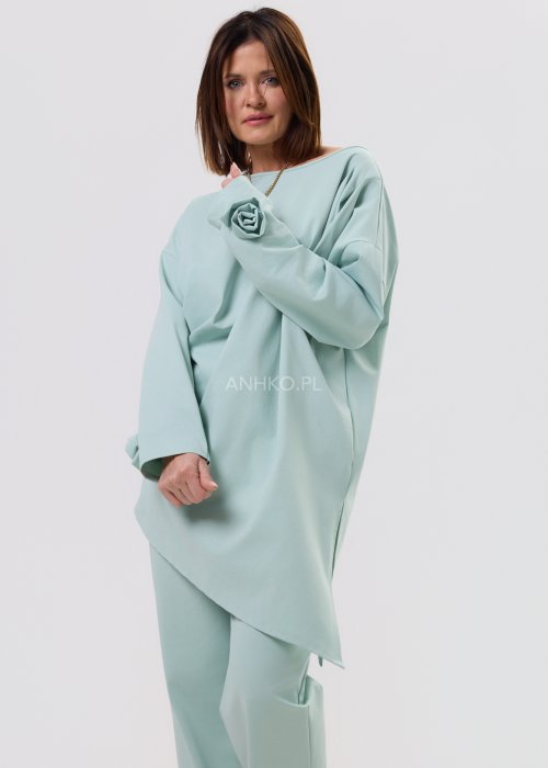 Damska miętowa bluzka Starola Rose o luźnym, oversize’owym kroju z asymetrycznym dołem i szerokim rękawem, w eleganckiej stylizacji total look.