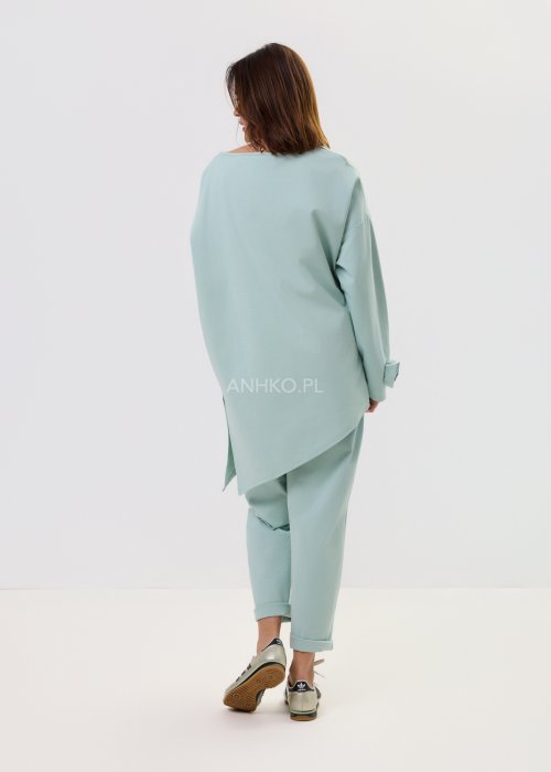 Damska miętowa bluzka Starola Rose o luźnym, oversize’owym kroju z asymetrycznym dołem i szerokim rękawem, w eleganckiej stylizacji total look.