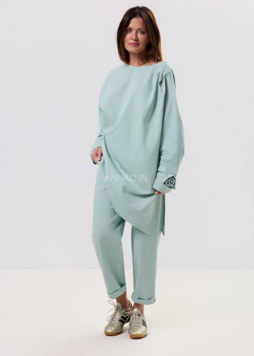 Damska miętowa bluzka Starola Rose o luźnym, oversize’owym kroju z asymetrycznym dołem i szerokim rękawem, w eleganckiej stylizacji total look.