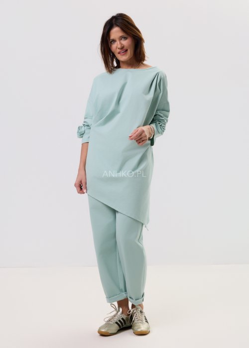 Damska miętowa bluzka Starola Rose o luźnym, oversize’owym kroju z asymetrycznym dołem i szerokim rękawem, w eleganckiej stylizacji total look.