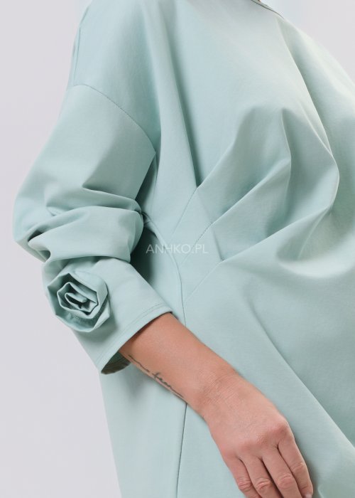 Damska miętowa bluzka Starola Rose o luźnym, oversize’owym kroju z asymetrycznym dołem i szerokim rękawem, w eleganckiej stylizacji total look.