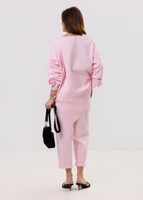 Damska jasnoróżowa bluzka Starola Rose o luźnym, oversize’owym kroju z asymetrycznym dołem i szerokim rękawem, w delikatnej, eleganckiej stylizacji.
