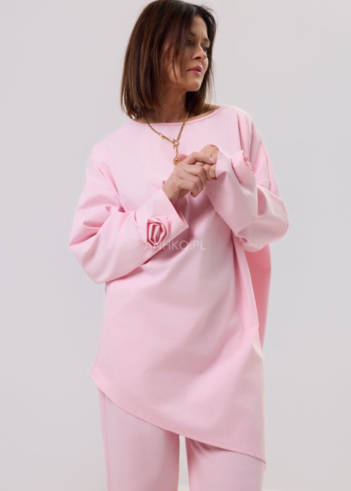 Damska jasnoróżowa bluzka Starola Rose o luźnym, oversize’owym kroju z asymetrycznym dołem i szerokim rękawem, w delikatnej, eleganckiej stylizacji.