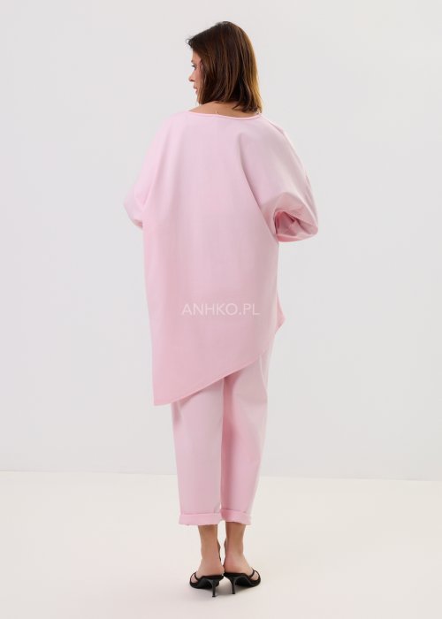 Damska jasnoróżowa bluzka Starola Rose o luźnym, oversize’owym kroju z asymetrycznym dołem i szerokim rękawem, w delikatnej, eleganckiej stylizacji.