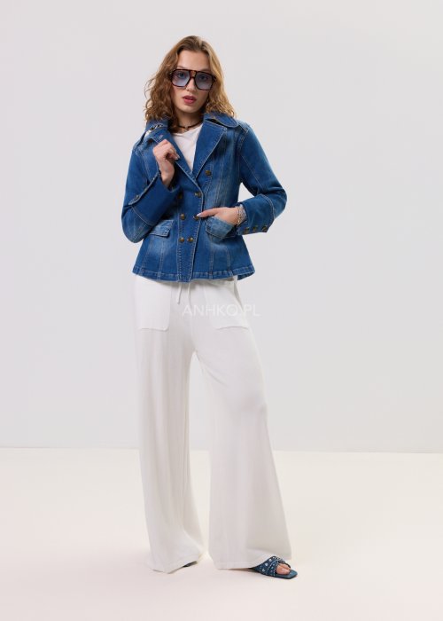 Niebieska kurtka jeansowa damska zapinana na guziki, z kołnierzem, kieszeniami i kontrastowymi przeszyciami, w klasycznym stylu denim.