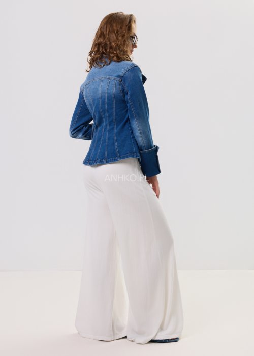 Niebieska kurtka jeansowa damska zapinana na guziki, z kołnierzem, kieszeniami i kontrastowymi przeszyciami, w klasycznym stylu denim.