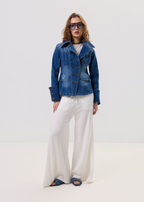 Niebieska kurtka jeansowa damska zapinana na guziki, z kołnierzem, kieszeniami i kontrastowymi przeszyciami, w klasycznym stylu denim.