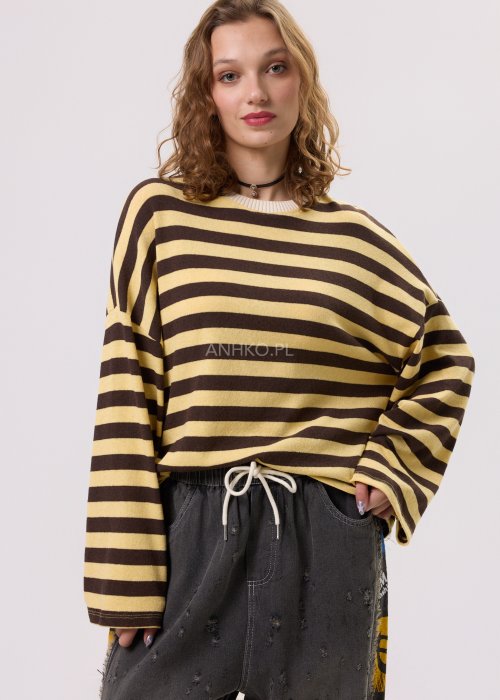 Damski sweter oversize w brązowo-beżowe paski z długim rękawem i okrągłym dekoltem – luźna stylizacja z jeansowymi spodniami.