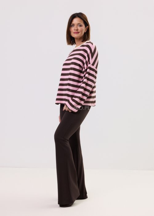 Damski sweter oversize w różowo-brązowe paski z długim rękawem i okrągłym dekoltem – luźny casualowy fason.