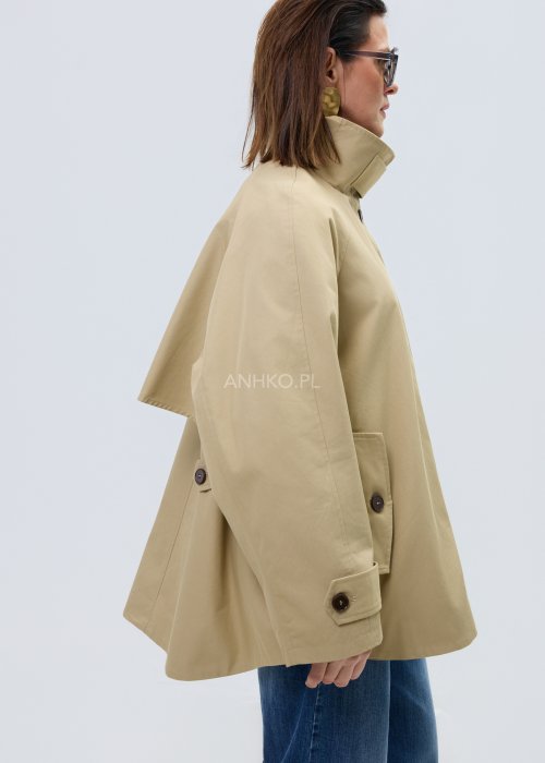 Beżowy damski krótki trencz o luźnym kroju z wysoką stójką i zapięciem na guziki, minimalistyczny model z szerokimi rękawami w eleganckiej stylizacji.