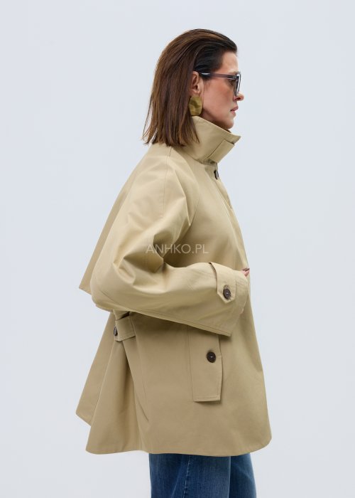 Beżowy damski krótki trencz o luźnym kroju z wysoką stójką i zapięciem na guziki, minimalistyczny model z szerokimi rękawami w eleganckiej stylizacji.