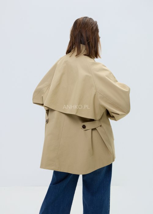 Beżowy damski krótki trencz o luźnym kroju z wysoką stójką i zapięciem na guziki, minimalistyczny model z szerokimi rękawami w eleganckiej stylizacji.