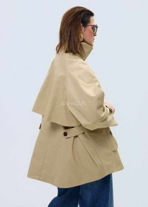 Beżowy damski krótki trencz o luźnym kroju z wysoką stójką i zapięciem na guziki, minimalistyczny model z szerokimi rękawami w eleganckiej stylizacji.