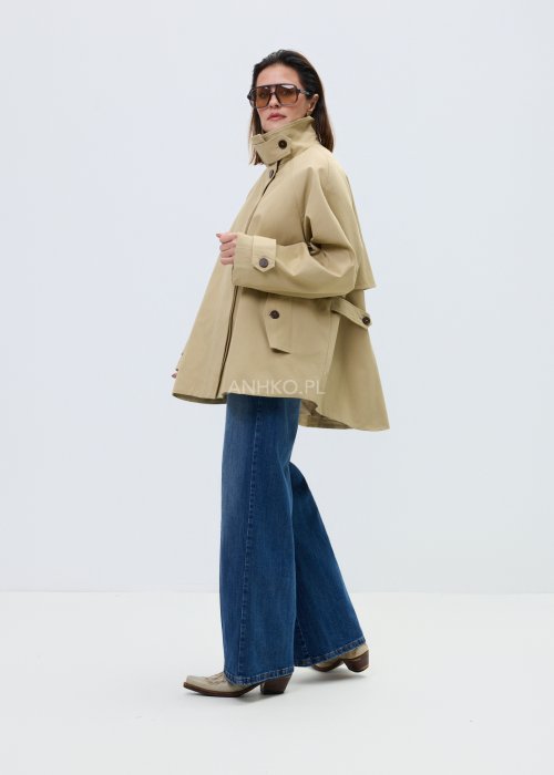 Beżowy damski krótki trencz o luźnym kroju z wysoką stójką i zapięciem na guziki, minimalistyczny model z szerokimi rękawami w eleganckiej stylizacji.