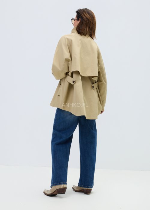 Beżowy damski krótki trencz o luźnym kroju z wysoką stójką i zapięciem na guziki, minimalistyczny model z szerokimi rękawami w eleganckiej stylizacji.