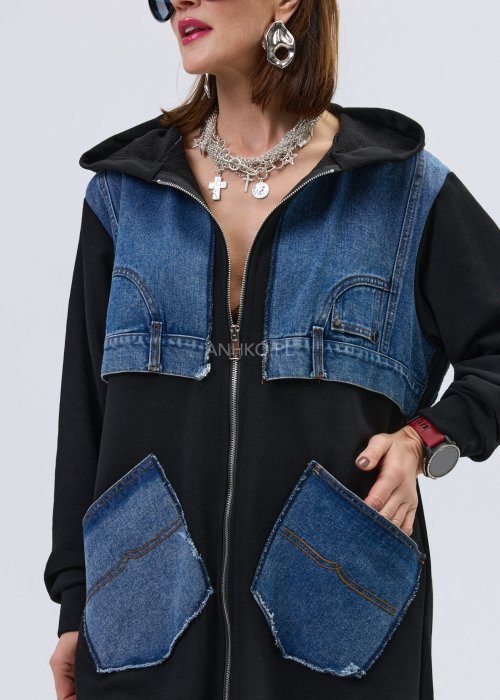 Czarna długa bluza damska z kapturem zapinana na zamek, model z jeansowymi wstawkami i dużymi kieszeniami z denimu w streetwearowej stylizacji.