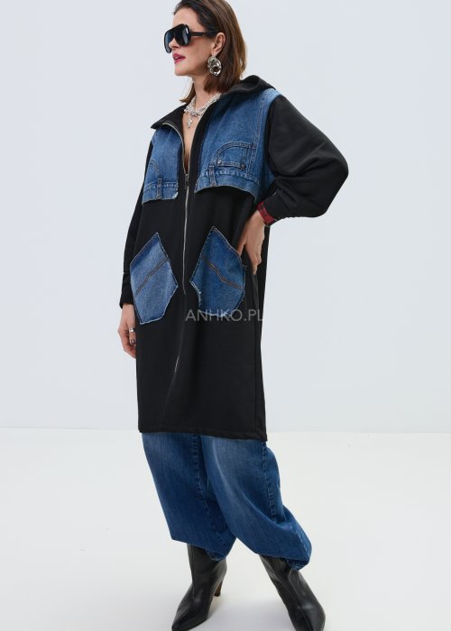 Czarna długa bluza damska z kapturem zapinana na zamek, model z jeansowymi wstawkami i dużymi kieszeniami z denimu w streetwearowej stylizacji.
