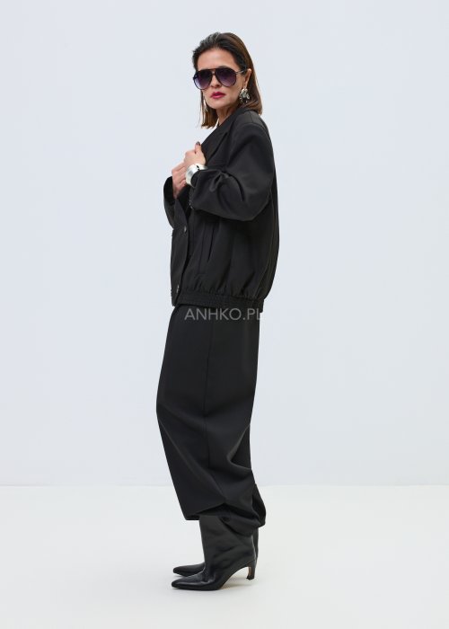 Czarna damska kurtka-marynarka oversize z szerokimi klapami i podwójnym zapięciem na guziki, elegancki model o nowoczesnym kroju w minimalistycznej stylizacji.