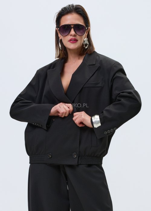 Czarna damska kurtka-marynarka oversize z szerokimi klapami i podwójnym zapięciem na guziki, elegancki model o nowoczesnym kroju w minimalistycznej stylizacji.