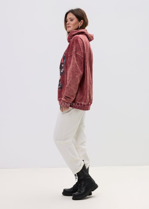Damska bluza hoodie w odcieniu bordo z nadrukiem i luźnym fasonem, zapewniająca komfort noszenia.