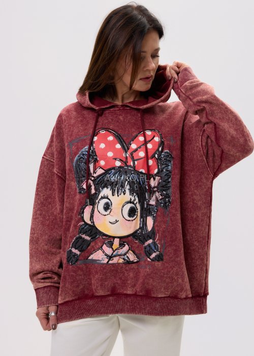 Damska bluza hoodie w odcieniu bordo z nadrukiem i luźnym fasonem, zapewniająca komfort noszenia.