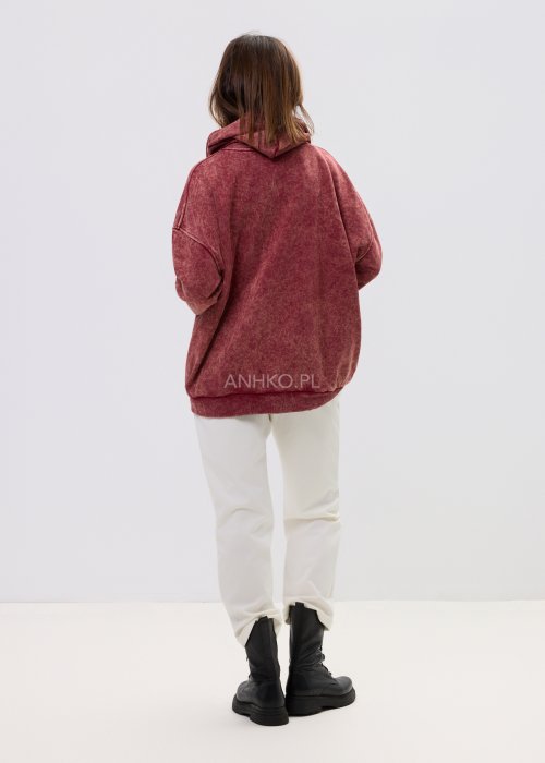 Damska bluza hoodie w odcieniu bordo z nadrukiem i luźnym fasonem, zapewniająca komfort noszenia.