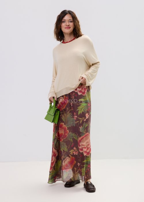 Zwiewna spódnica maxi w kwiatowy wzór na ciemnym tle z dekoracyjnym paskiem i kwiatową aplikacją. Lekka, elegancka spódnica damska z romantycznym printem, idealna do stylizacji boho i casual chic.