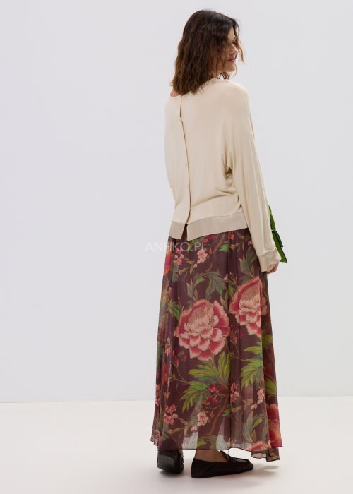 Zwiewna spódnica maxi w kwiatowy wzór na ciemnym tle z dekoracyjnym paskiem i kwiatową aplikacją. Lekka, elegancka spódnica damska z romantycznym printem, idealna do stylizacji boho i casual chic.