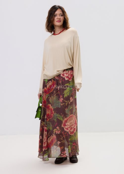 Zwiewna spódnica maxi w kwiatowy wzór na ciemnym tle z dekoracyjnym paskiem i kwiatową aplikacją. Lekka, elegancka spódnica damska z romantycznym printem, idealna do stylizacji boho i casual chic.
