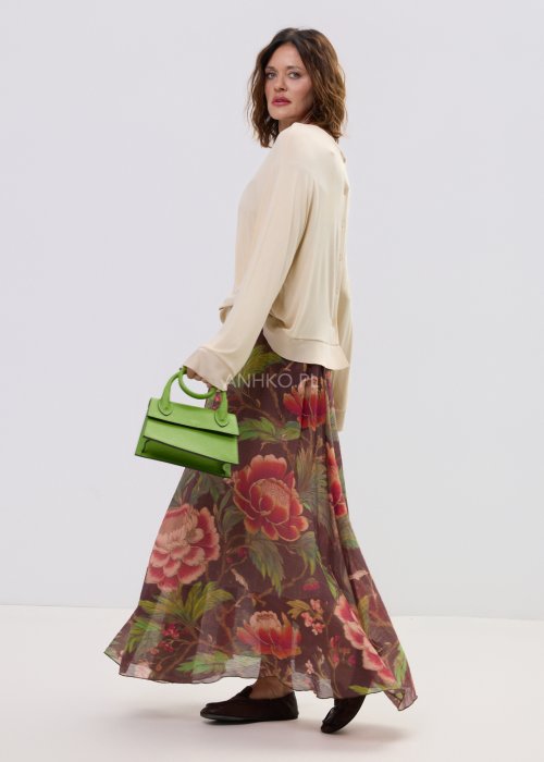 Zwiewna spódnica maxi w kwiatowy wzór na ciemnym tle z dekoracyjnym paskiem i kwiatową aplikacją. Lekka, elegancka spódnica damska z romantycznym printem, idealna do stylizacji boho i casual chic.