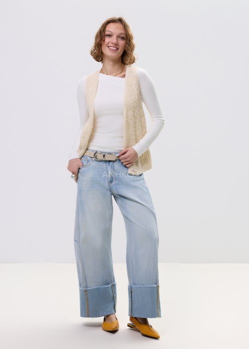Jasne jeansy damskie z szeroką nogawką i surowym wykończeniem nogawek, z wysokim stanem i klasycznymi kieszeniami.