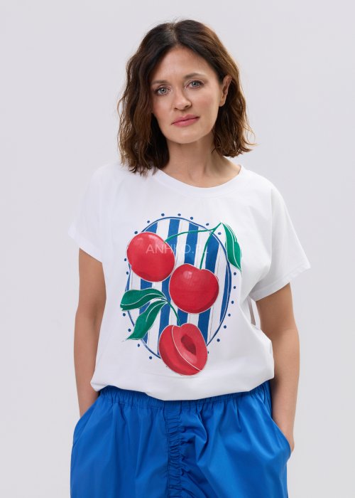 Bluzka t-shirt damski biały z nadrukiem czerwonych wiśni i niebieskimi pasami – luźny fason z krótkim rękawem i wyrazistym printem