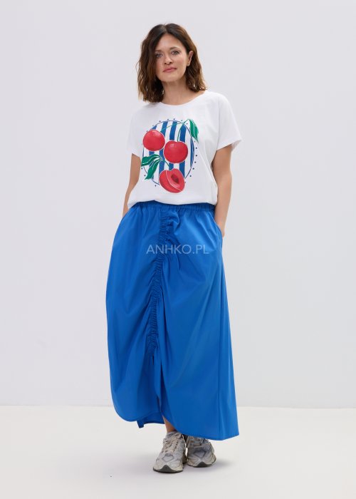 Bluzka t-shirt damski biały z nadrukiem czerwonych wiśni i niebieskimi pasami – luźny fason z krótkim rękawem i wyrazistym printem