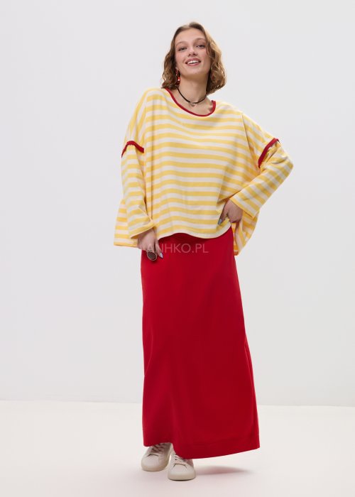Bluza oversize w żółto-kremowe paski z czerwonym wykończeniem przy dekolcie i rękawach – luźny fason z szerokimi rękawami na sylwetce